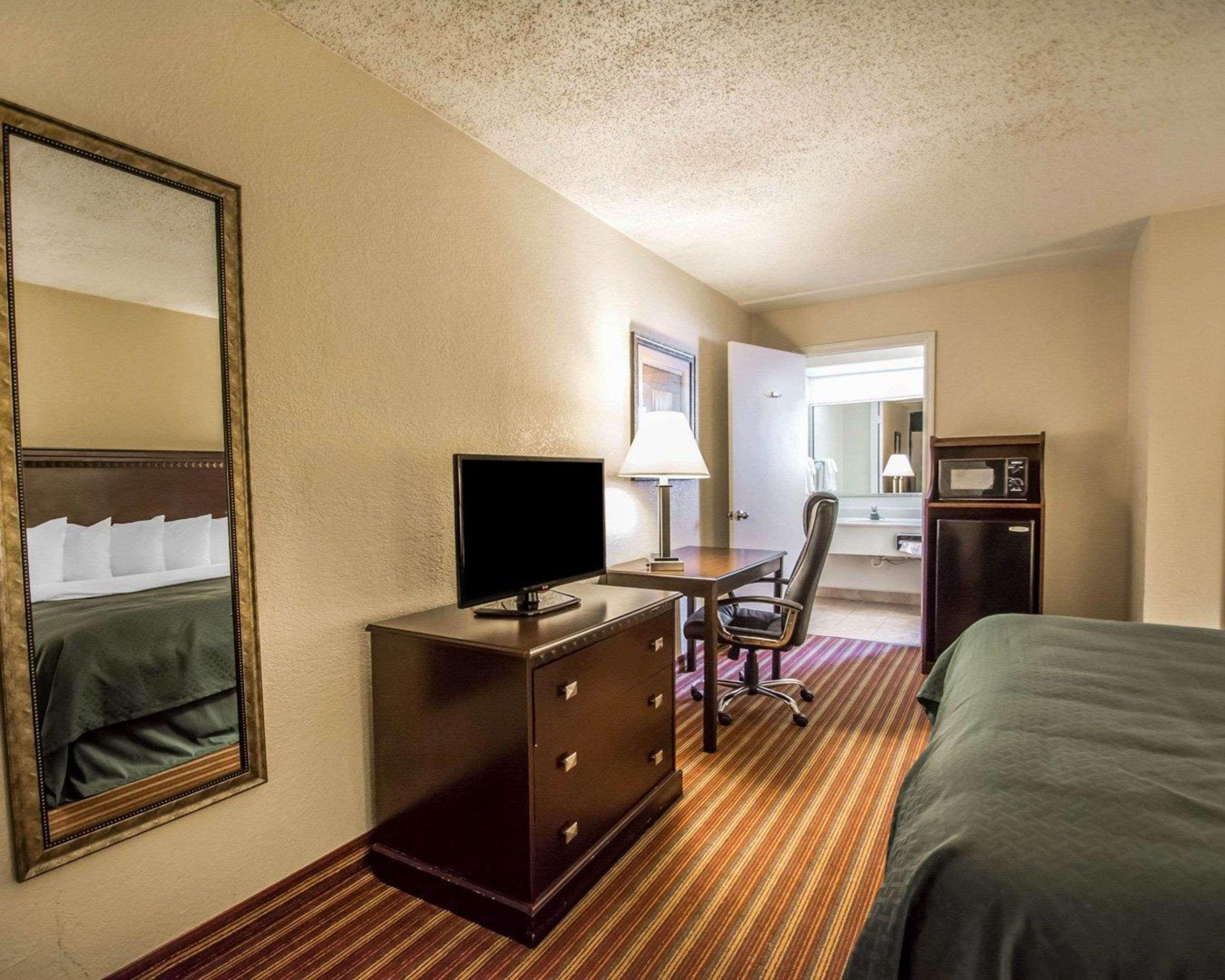 Quality Inn & Suites At Tropicana Field Сейнт Питърсбърг Екстериор снимка