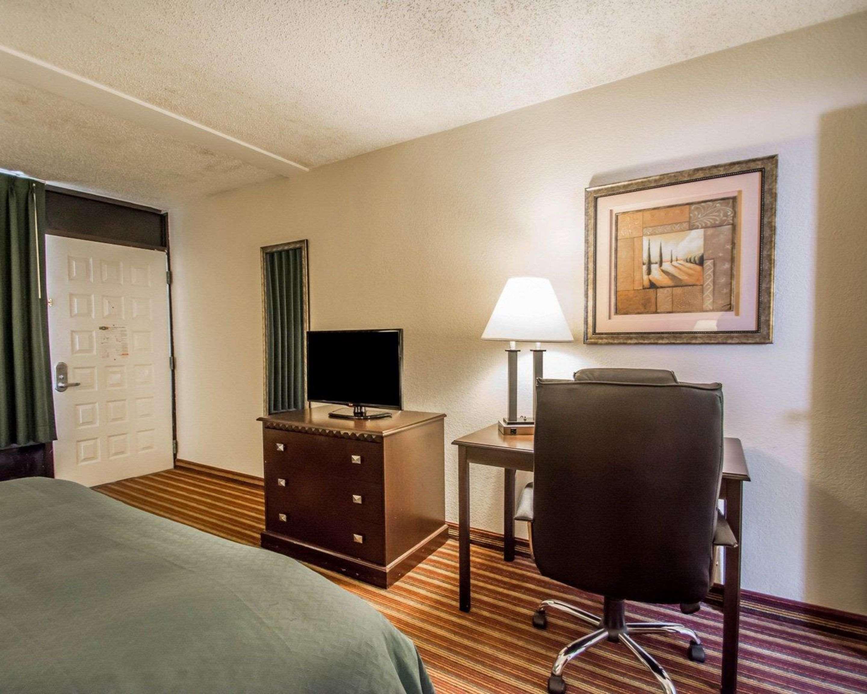 Quality Inn & Suites At Tropicana Field Сейнт Питърсбърг Екстериор снимка